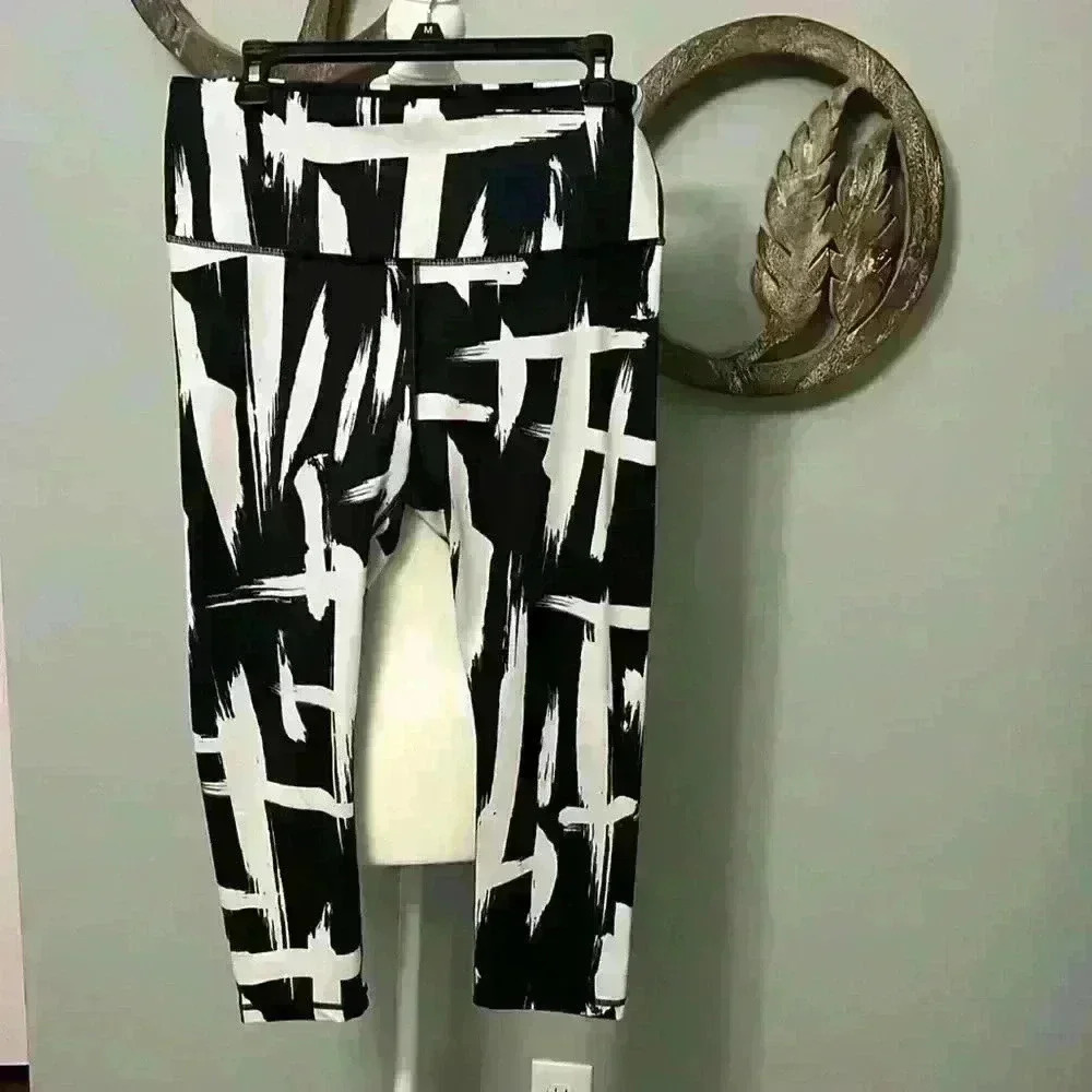 Lucy capri workout pants size L